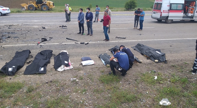 Sivas’ta hafif ticari araç ile otomobil çarpıştı: 9 ölü