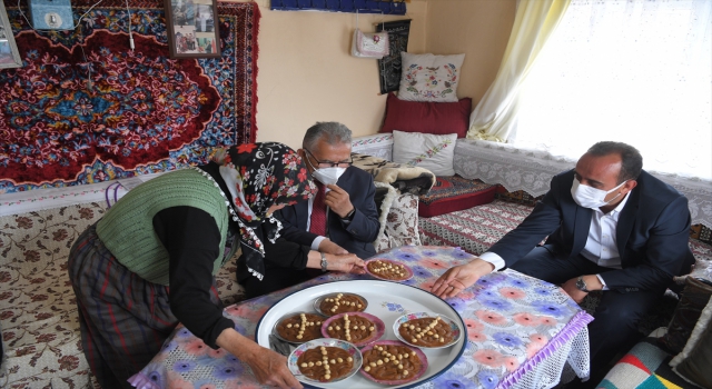 Kayserili 75 yaşındaki Necibe nine, Erciyes’i görme hayalini gerçekleştiren Büyükkılıç’ı evinde ağırladı