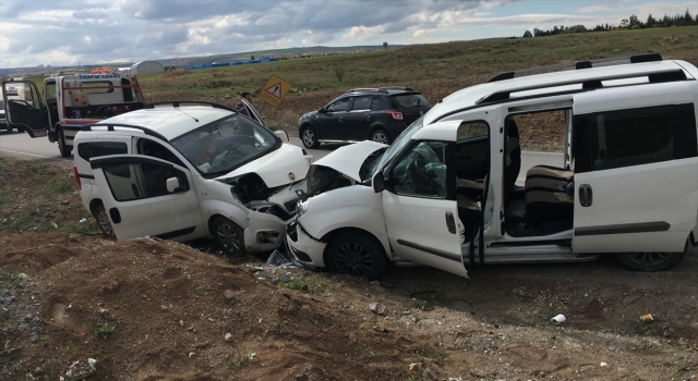 Ankara’da 2 hafif ticari aracın çarpışması sonucu 4 kişi yaralandı