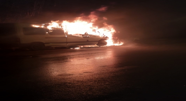 Ankara’da park halindeki yanan iki araç kullanılamaz hale geldi