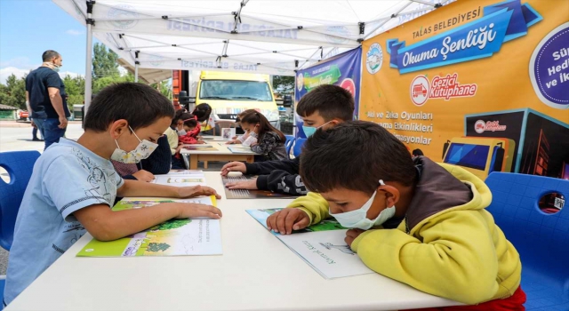 Talas Belediyesinin gezici kütüphanesi Kuruköprü’de