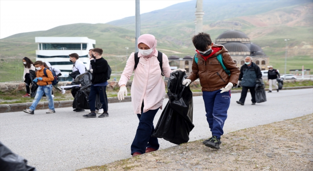 Erciyes’te gönüllüler çevre temizliği yaptı