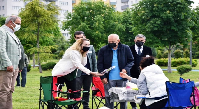 AK Parti Eskişehir Çevre Şehir ve Kültür Başkanlığı vatandaşlara fidan dağıttı