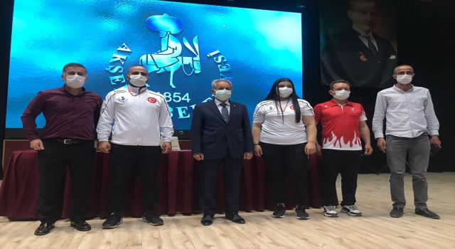 Milli halterci Nuran Yalçın, Akşehir Belediyesi’nce altınla ödüllendirildi