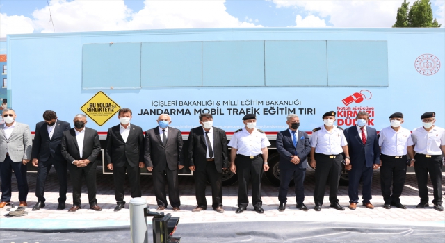 Niğde’de traktörlerin karıştıkları trafik kazalarının önlenmesi amacıyla çiftçilere reflektör dağıtıldı