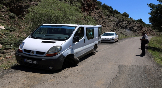 Sivas’ta otomobil ile minibüs çarpıştı: 4 yaralı