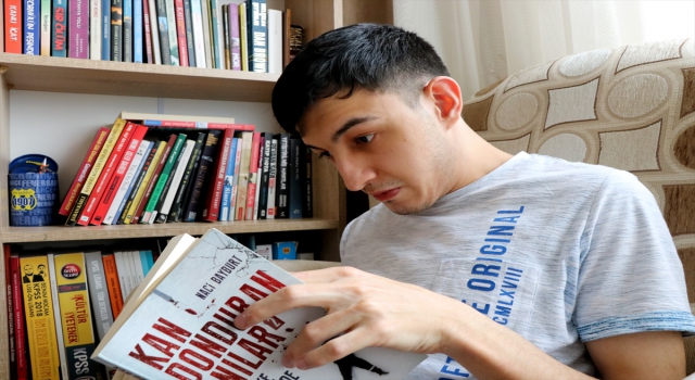 Engelli genç edebiyatla hayata bağlanıyor