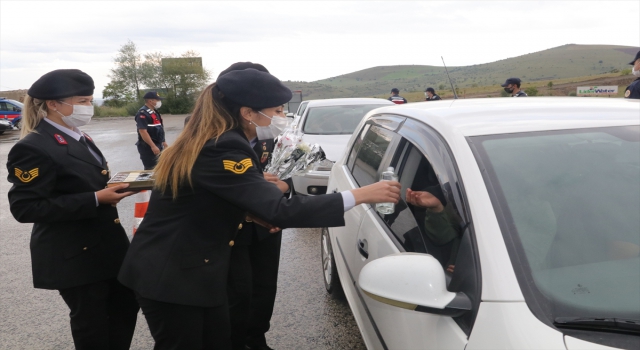 Yozgat’ta jandarma, uygulama noktasında sürücüleri çiçekle karşıladı