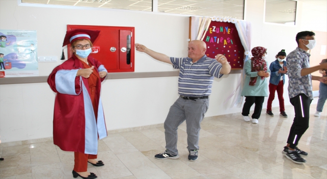 Sivas’ta ”özel öğrenci” mezuniyet töreninde lise diploması aldı