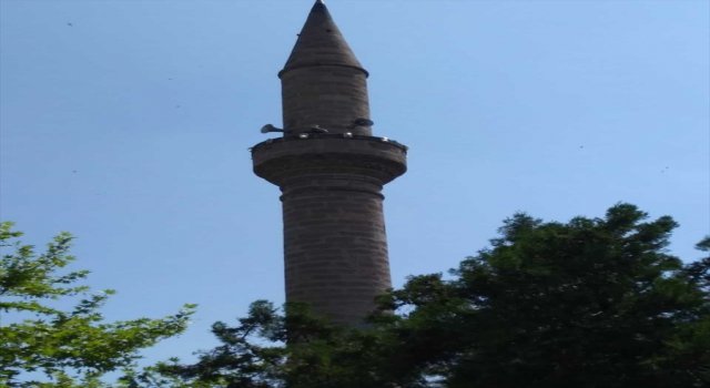 Kayseri’de temizlemek için çıktığı minarede mahsur kalan kişiyi itfaiye kurtardı