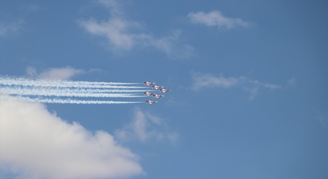 ”Türk Yıldızları” Niğde semalarında selamlama uçuşu yaptı