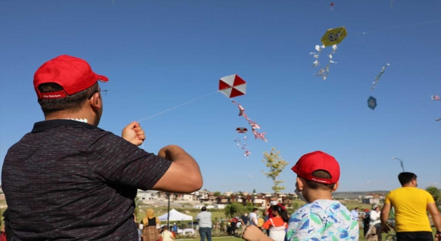 Talas Belediyesi Babalar Günü’nde uçurtma şenliği düzenledi