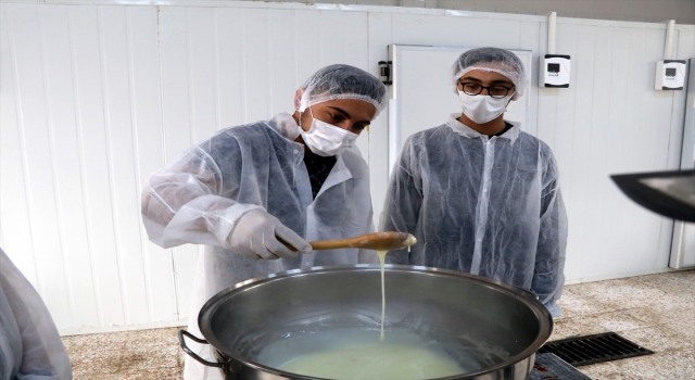 Çankırı’da öğrenciler okullarındaki çiftlikten elde ettikleri süt ile ”süt reçeli” üretimine başladı