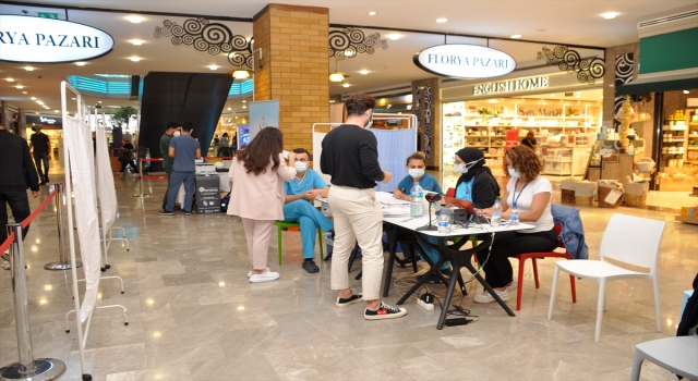 Aqua Florya Alışveriş ve Yaşam Merkezi’nde ziyaretçiler için aşı standı kuruldu