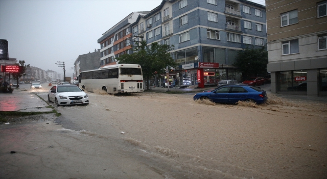Eskişehir’de sağanak bazı bölgelerde su baskınlarına neden oldu