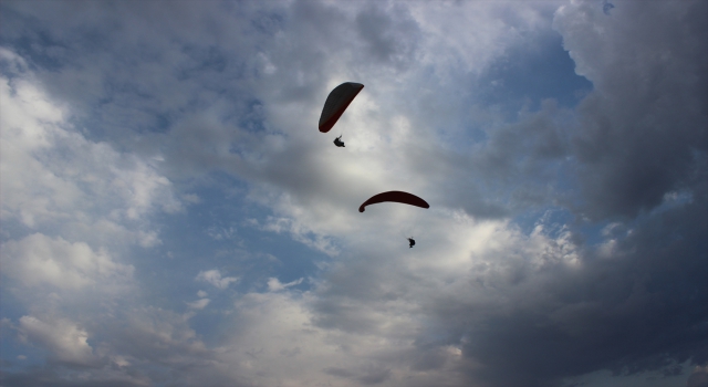 Paraşüt tutkunları, Acıgöl’de uçuş yaptı