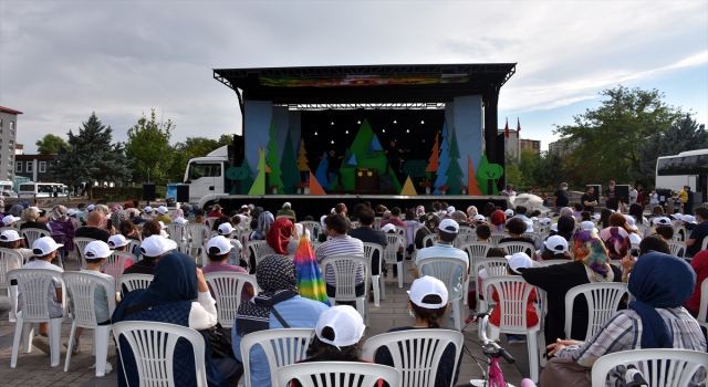 Kırıkkale’ye gelen Kamyon Tiyatrosu çocukları ”Kuzu maydanozun maceraları” oyunuyla eğlendirdi