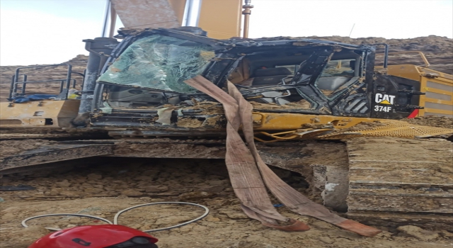 Konya’da üzerine toprak yığını düşen iş makinesinin operatörü yaralandı