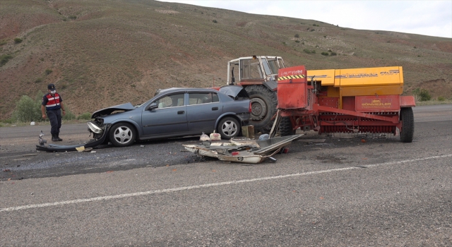 Sivas’ta otomobil ile traktör çarpıştı: 4 yaralı