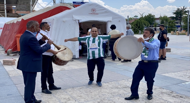 Kırşehir’de taraftar grubundan aşı uygulamasına davul zurnalı destek
