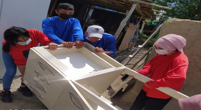 Sivas’ta lise öğrenciler, ihtiyaç sahibi ailenin evini onardı