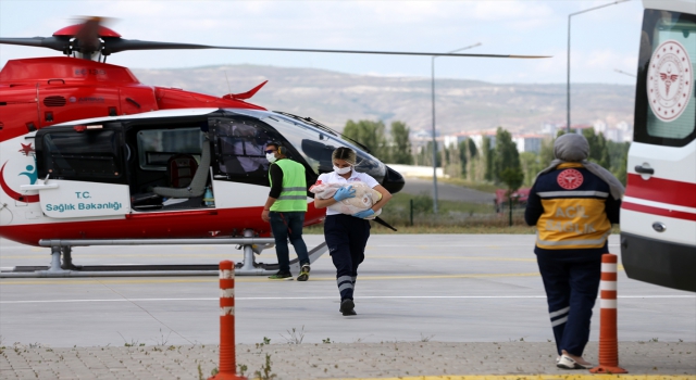 Sivas’ta ambulans helikopter zatürre olan ”Meliha bebek” için havalandı