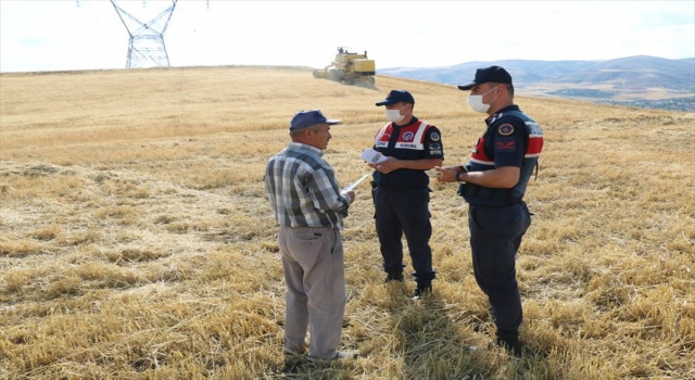 Kırıkkale’de jandarma anız yangınlarına karşı çiftçilere drone ile broşür dağıttı