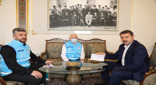 Vali Salih Ayhan, kurbanını TDV’ye ve Hayat Ağacı Derneğine bağışladı