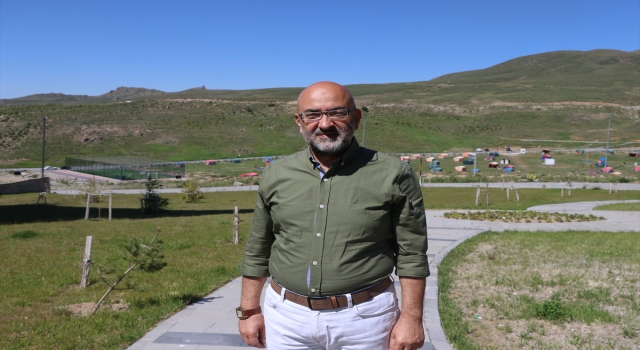 Erciyes’in eteklerindeki ”Tekir Yaylası”na kurulan çadırlarda tatilciler, serin havanın keyfini çıkarıyor