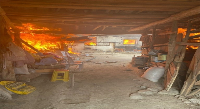 Eskişehir’de bir evde, piknik tüpünün patlaması sonucu çıkan yangında hasar meydana geldi