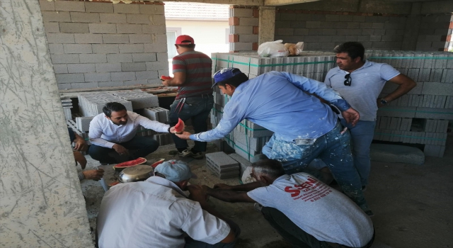 AK Parti Ereğli İlçe Başkanı Zübeyir Dursun, inşaat işçilerine karpuz ikram etti