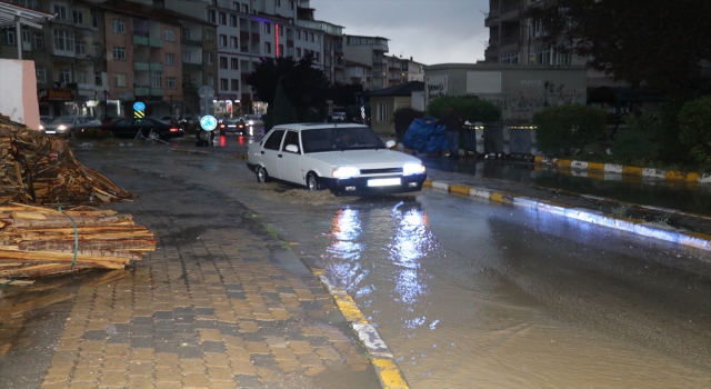 Yozgat’ta şiddetli rüzgar bir binanın çatısını uçurdu, ağaç dallarını kırdı