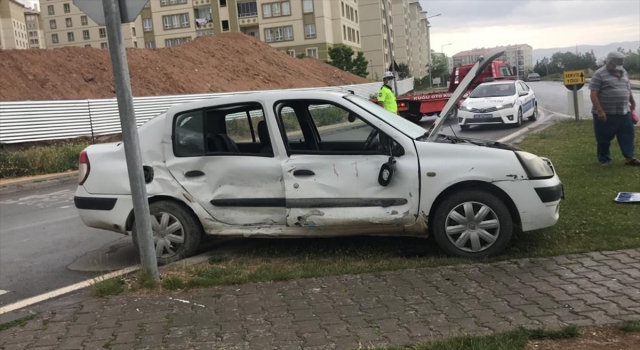 Sivas’ta halk otobüsü ile otomobil çarpıştı: 3 yaralı