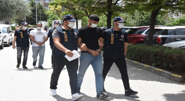 Eskişehir’de ATM’ye düzenek yerleştirip banka kartlarını kopyalayan 2 şüpheli yakalandı