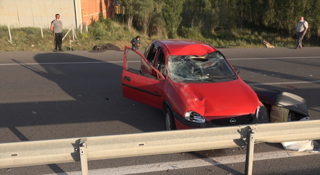 Sivas’ta mandaya çarpan otomobildeki 3 kişi yaralandı