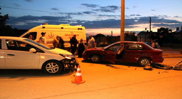 Sivas’ta iki otomobil çarpıştı: 3 yaralı