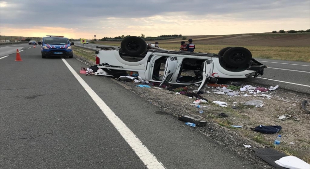 Kırıkkale’de kamyonet refüje devrildi: 4 yaralı