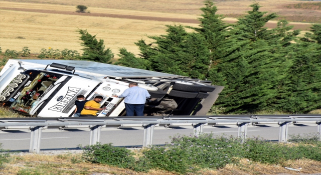 Kırıkkale’de şarampole devrilen kamyonda hasar oluştu
