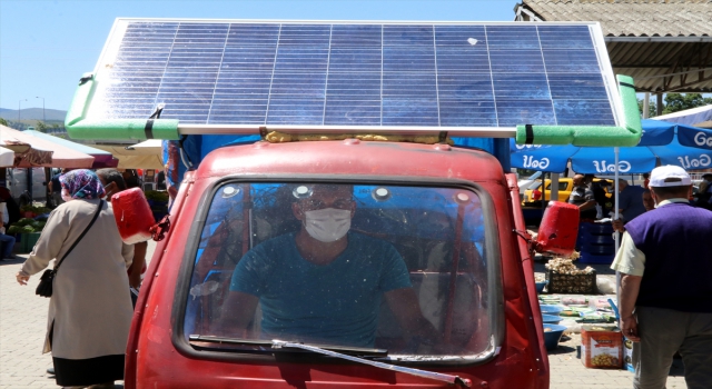 Elektrikli triportörüne taktığı güneş paneliyle masrafsız ve kesintisiz yolculuk yapıyor