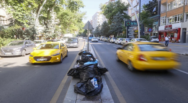 Ankara’nın Çankaya ilçesinde toplu iş sözleşmesini protesto eden işçiler çöpleri toplamadı