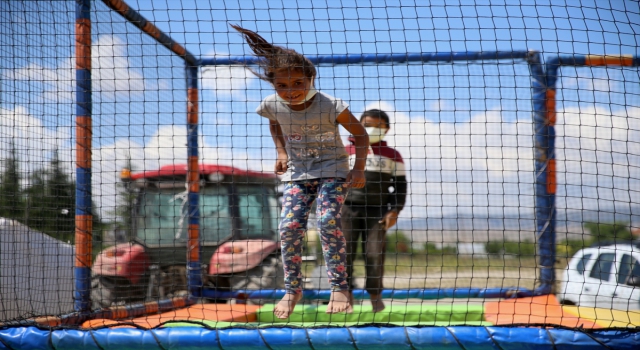 Eskişehir’de bir grup yardımsever mevsimlik tarım işçilerinin çocukları için seyyar oyun parkı oluşturdu