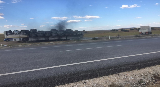 Kırıkkale’de seyir halindeki tırın dorsesi yandı