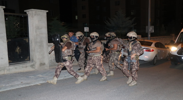 Kayseri’de kız arkadaşı ile kendisini eve kilitleyen kişi özel harekat polislerince gözaltına alındı