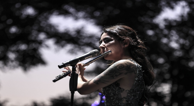 Başkentte düzenlenen açık hava konserinde Melek Mosso sahne aldı