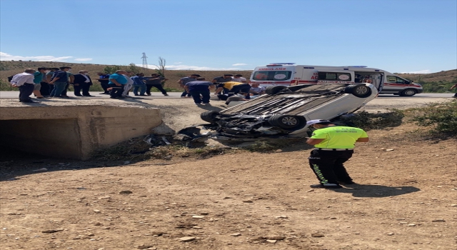 Sivas’ta devrilen otomobildeki 6 kişi yaralandı