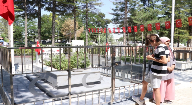 Şehit Ömer Halisdemir’in kabrinde ziyaretçi yoğunluğu yaşanıyor