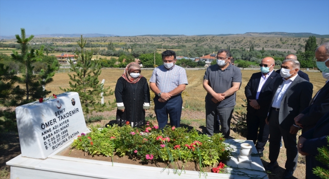 Türkİş heyeti, 15 Temmuz şehidi Ömer Takdemir’i kabri başında andı