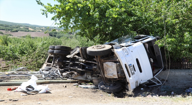 Ankara’da kamyon devrildi: 3 yaralı