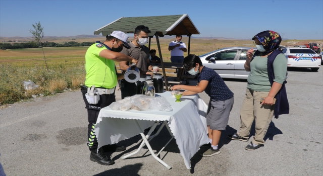 Yozgat’ta trafik polislerinden sürücülere çay ikramı