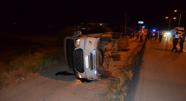 Bayram tatili için memleketlerine giden tarım işçilerini taşıyan minibüs devrildi: 6 yaralı